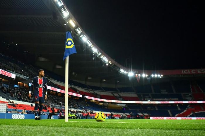 Neymar prepares to take a corner for PSG at a near-deserted Parc des Princes during a recent Ligue 1 game