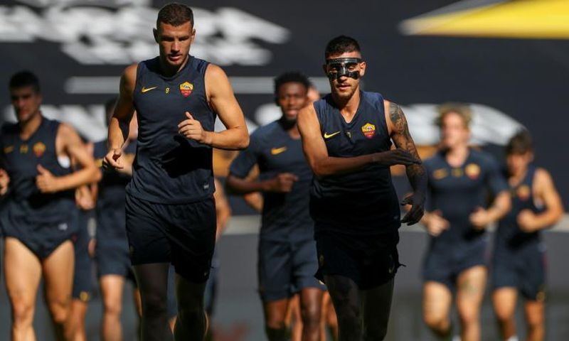 AS Roma's Edin Dzeko (L) and Lorenzo Pellegrini (R) before the club's Europa League last 16 match against Sevilla in Duisburg, Germany.
