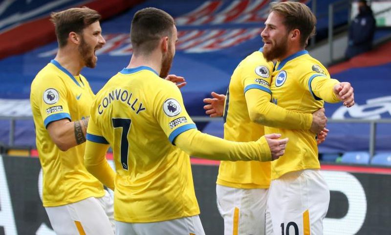Brighton's Alexis Mac Allister (R) celebrates with team-mates