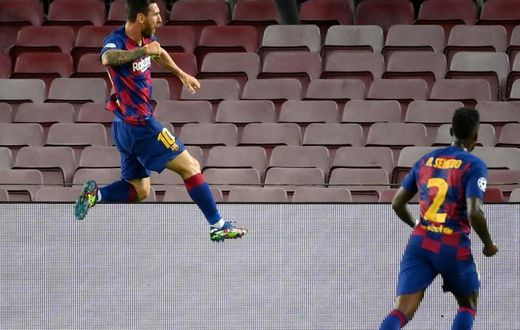 Lionel Messi scored Barcelona's second goal against Napoli on Friday.