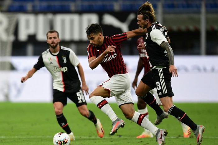 Le milieu brésilien de l'AC Milan Lucas Paqueta contre la Juventus Turin en Serie A le 7 juillet 2020 à Milan