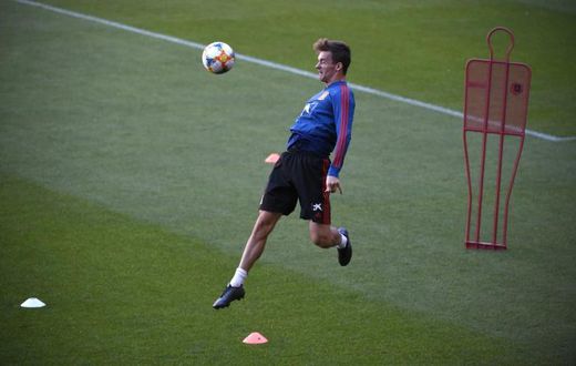Spain defender Diego Llorente has signed for Premier League side Leeds