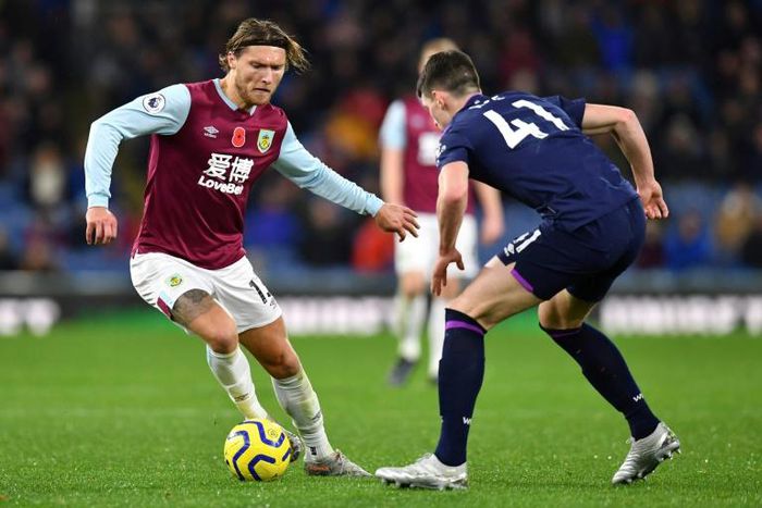 Newcastle have signed former Burnley midfielder Jeff Hendrick (L)