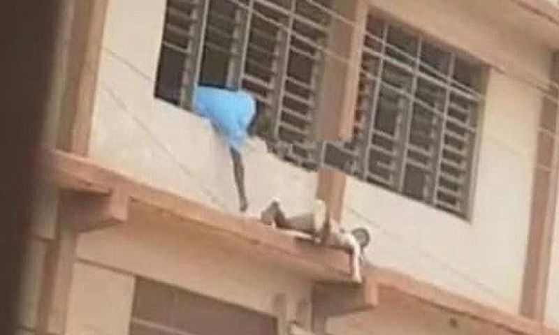 WASSCE 2020: Man captured sneaking “Apor” to students on storey building