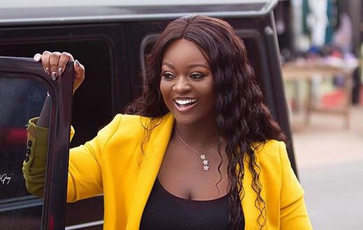 10 manières de porter des blazers comme une bosse inspirée par l'actrice Jackie Appiah