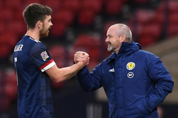 Scotland manager Steve Clarke (R)