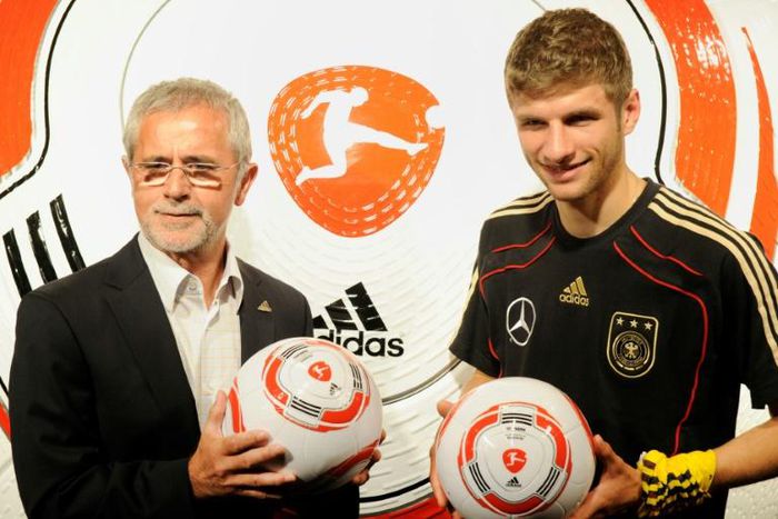Gerd Mueller (L) alongside current Bayern Munich forward Thomas Mueller in 2010