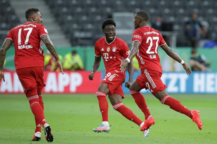Bayern Munich star Jerome Boateng (L) praised the 'world-class' display of Canadian team-mate Alphonso Davies (C) in the Champions League rout of Barcelona