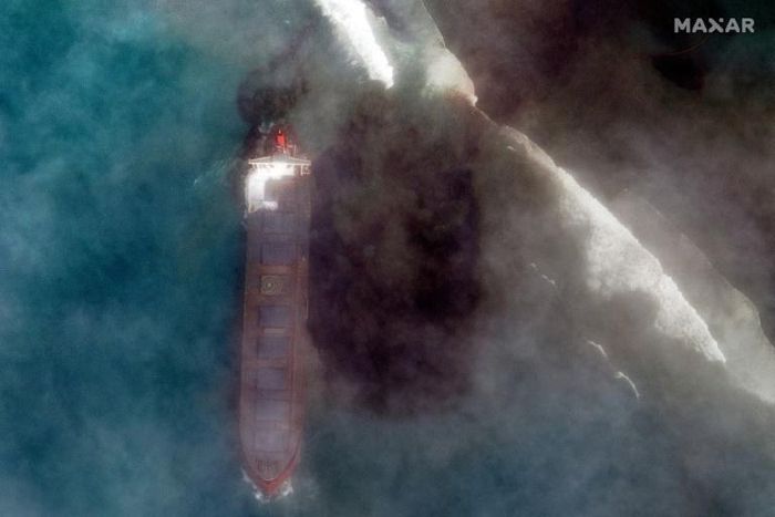 Attempts to stabilise the stricken vessel and pump 4,000 tonnes of fuel from its hold have failed