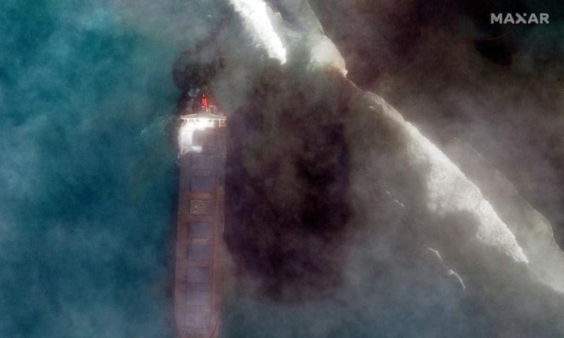 Attempts to stabilise the stricken vessel and pump 4,000 tonnes of fuel from its hold have failed