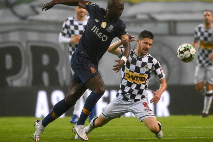 French champions Paris Saint-Germain on Monday announced the loan signing of Danilo Pereira (L) from Porto