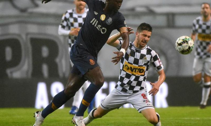 French champions Paris Saint-Germain on Monday announced the loan signing of Danilo Pereira (L) from Porto