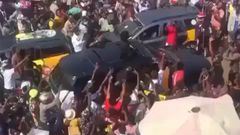 Stonebwoy mobbed