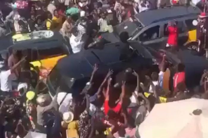 Stonebwoy mobbed