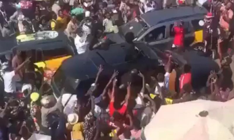 Stonebwoy mobbed