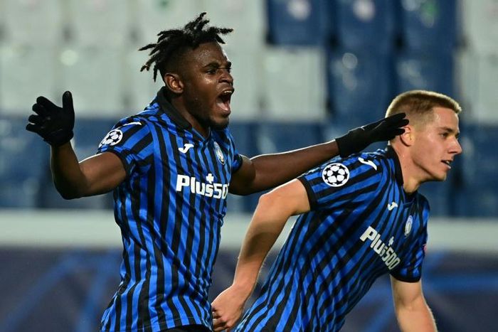 Duvan Zapata (L) scored both goals as Atalanta came from two-goals down to hold Ajax in Bergamo.
