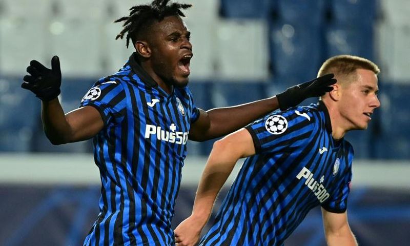 Duvan Zapata (L) scored both goals as Atalanta came from two-goals down to hold Ajax in Bergamo.