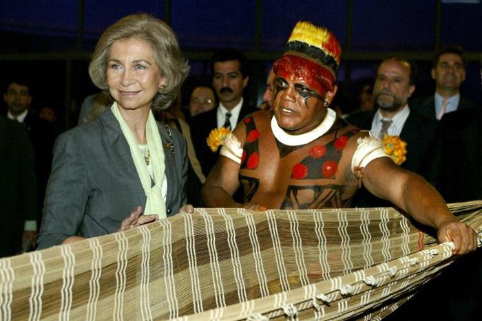 Indigenous chief Aritana, pictured in 2003 with Queen Sofia of Spain, was known for fighting to protect the Amazon rainforest