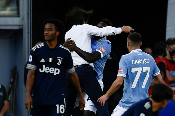 Felipe Caicedo (2R) celebrates with Lazio coach Simone Inzaghi (2L) after a last-gasp equaliser against Juventus