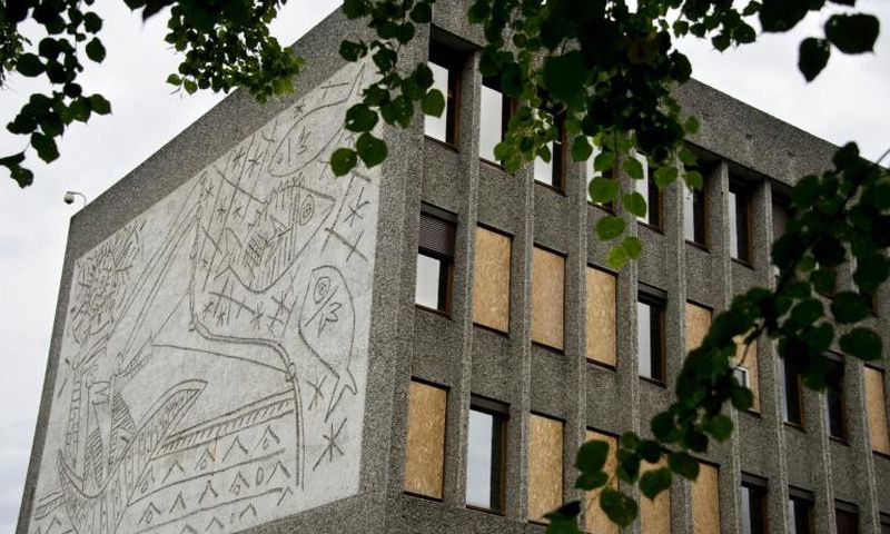 "The Fishermen", designed by Pablo Picasso, is being removed from an Oslo government building damaged in the 2011 Breivik attack