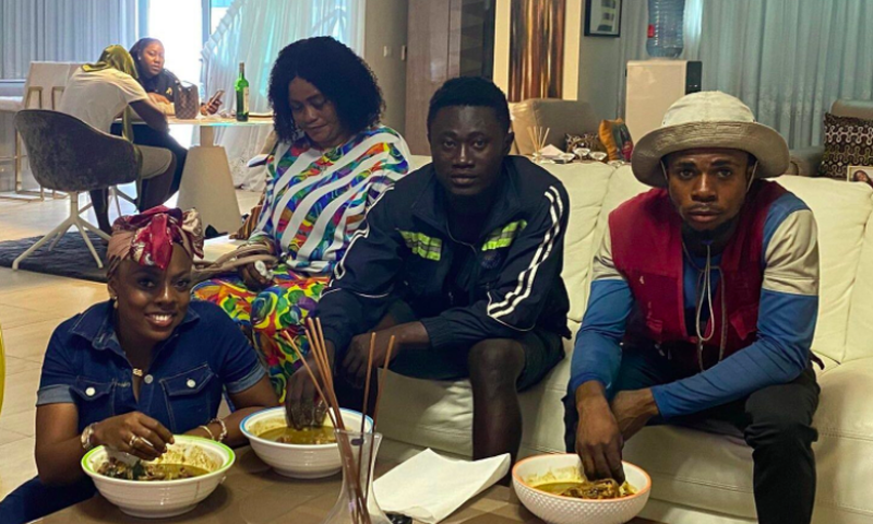 Nana Aba Anamoah and her hawker friends having lunch