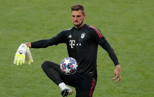 Bayern Munich' goalkeeper Sven Ulreich has signed for second division side Hamburg