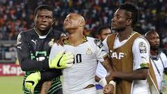 Fatau Dauda on the left and Asamoah Gyan on the right consoling Andre Ayew in the middle at AFCON 2015