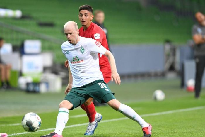 Bremen have confirmed Dutch internartional Davy Klaassen (L) is in talks with Ajax