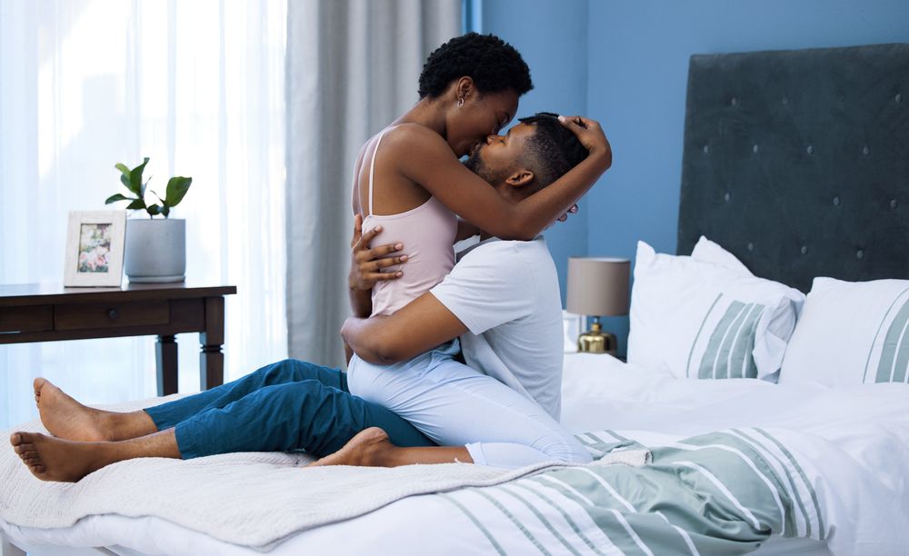 couple-kissing-in-bed