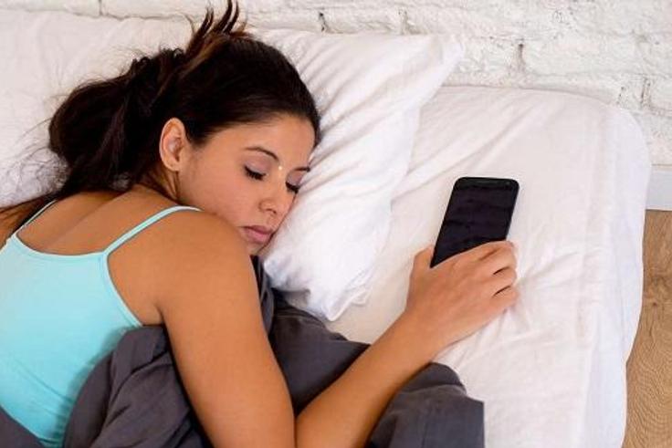 Sleeping with your phone in bed? Here’s why this behaviour can affect your health