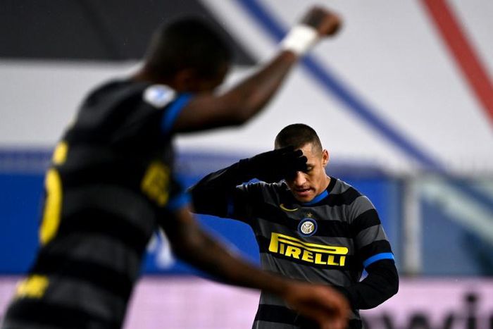 Chilean forward Alexis Sanchez missed a penalty as Inter Milan fell at Sampdoria.