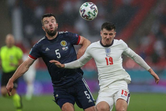 England midfielder Mason Mount (R)