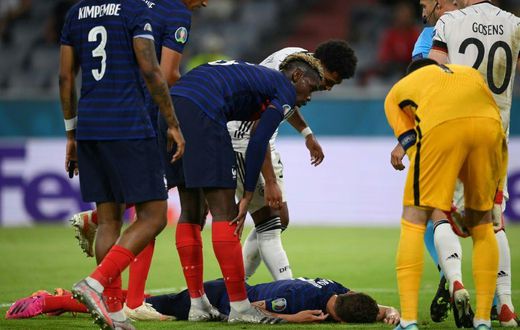 France's defender Benjamin Pavard (C) was hurt in a collision with German defender Robin Gosens