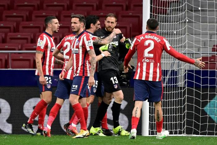 Atletico Madrid players congratulate goalkeeper Jan Oblak after his crucial late penalty save against Alaves