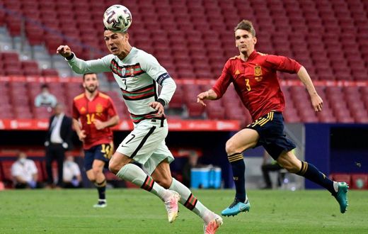 Diego Llorente (R) tested positive for Covid-19 on Tuesday