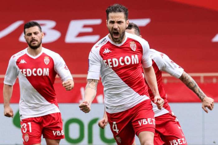 Cesc Fabregas scored the opening goal from the spot as Monaco beat Metz 4-0 to stay in the Ligue 1 title running