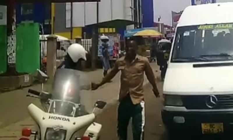 Policeman bribe (File photo)