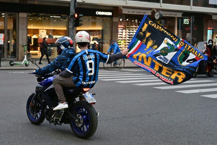 Fans celebrate Inter's 11-year wait for the Serie A title