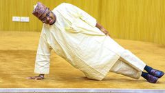 Minister of Communications and Digital Economy, @DrIsaPantami demonstrating to management Staff of the Ministry some exercise tips during the ongoing 2-day retreat (Twitter: @FMOCDENigeria)