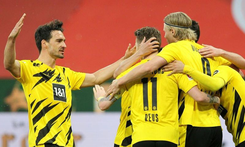 Dortmund captain Marco Reus (C) celebrates after scoring their second goal in the win at Mainz which confirms a Champions League place next season