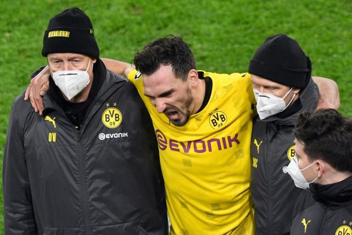Mats Hummels (C) has shaken off an akle injury suffered against Lazio on Wednesday and could play for Dortmund at Eintracht Frankfurt on Saturday
