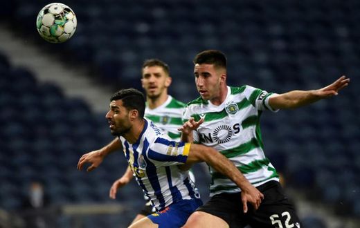 Mehdi Taremi (L) had a number of chances for Porto but was unable to convert them against leaders Sporting