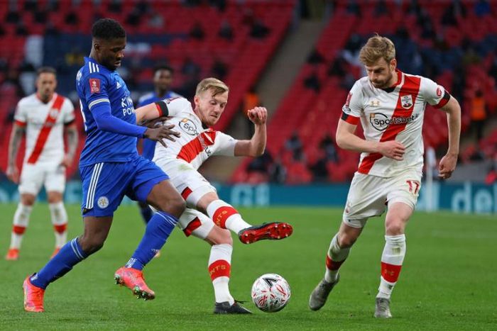 Nigerian Kelechi Iheanacho (L) of Leicester City takes on two Southampton players.
