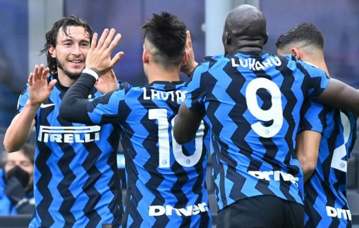 Inter Milan defender Matteo Darmian (L) celebrates his winner against Cagliari
