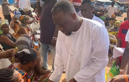 Salt FM boss donates food items to widows at Kumawu and Mampong on Boxing Day