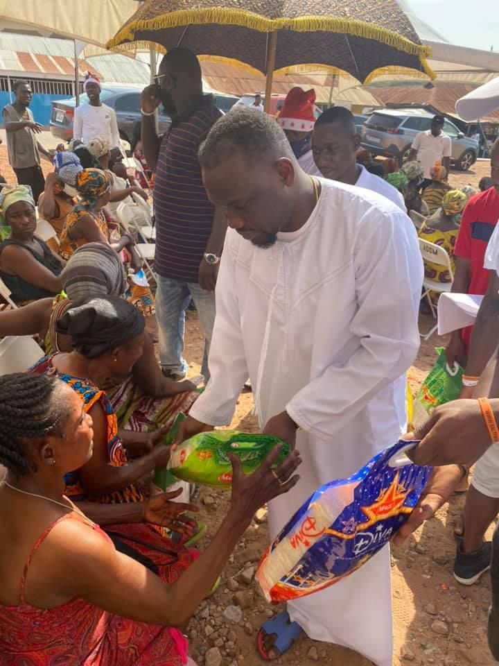 Salt FM boss donates food items to widows at Kumawu and Mampong on Boxing Day