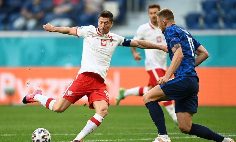 Robert Lewandowski (L) has scored just two goals in 12 matches for Poland at international tournaments