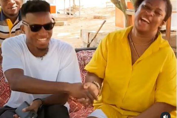 Kofi Kinaata with fan