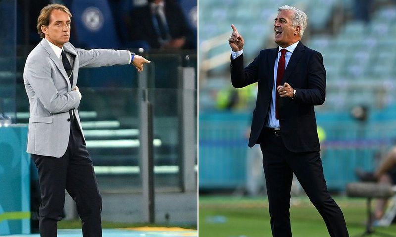 Italy coach Mancini (L) takes on Petkovic (R) in Rome