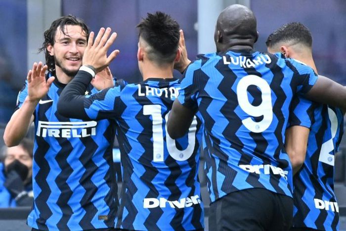 Inter Milan defender Matteo Darmian (L) celebrates his winner against Cagliari.